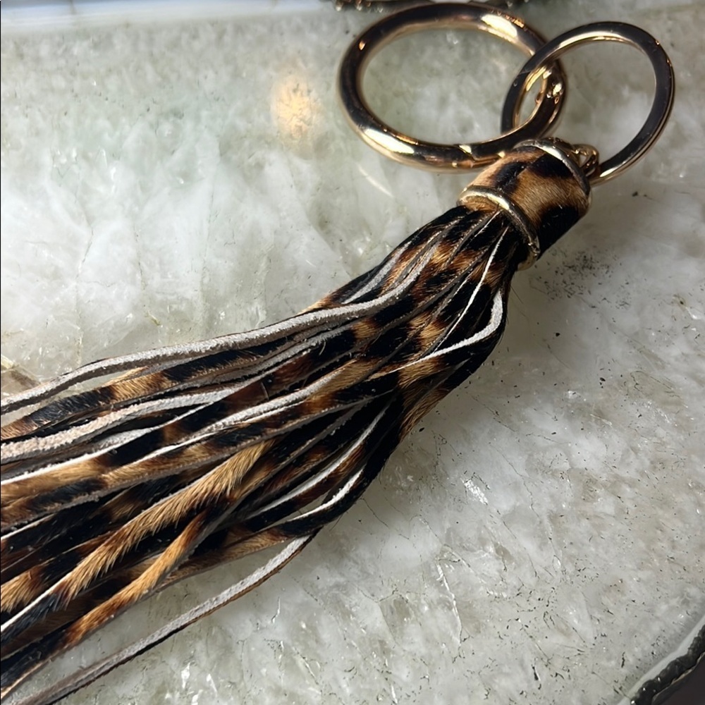 🐆Clover- Animal Print Tassel Keychain | Bag Charm | Neutral Leopard | Gold Ring - Picture 4 of 7